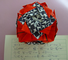 C様が「花富貴」という椿を模した折り紙を作ってきてくださいました